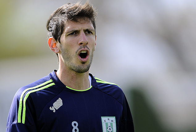 Ignacio Nicolini en el mediocampo albiverde.