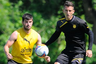 El juvenil Gonzalo Latorre y Joe Bizera, camino a la vuelta, en el fútbol del sábado.