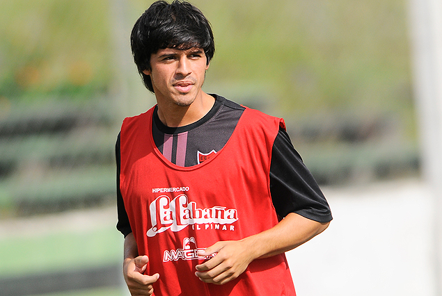 Gastón Martínez entre los volantes verdinegros el domingo.