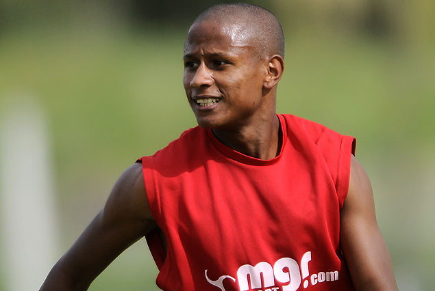 Matías Acuña jugó el sábado en la tercera división de El Tanque Sisley.