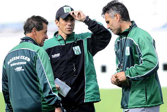 Mauricio Larriera y su cuerpo técnico planificando la preparación en el Parque Roberto.