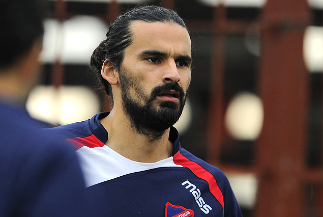 Michel Acosta en la línea de volantes de Atenas.