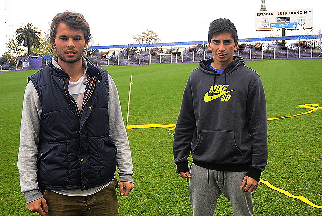 Facundo Opitaleche y Franco Pizzichillo, los dos juveniles que ascendieron este jueves al plantel principal violeta. 