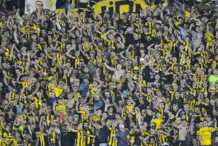 La hinchada de Peñarol completó las tribunas del Centenario, dando otra muestra de adhesión al club de sus amores.