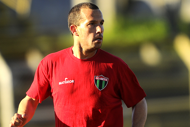 Juan Pablo Péndola en la zaga del verdinegro.