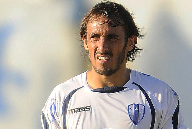 Gastón Puerari, anotó uno de los dos goles de Juventud que le ganó a Villa Española 2 a 1.