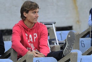 Matías Quagliotti, con sus muletas, en la platea América.