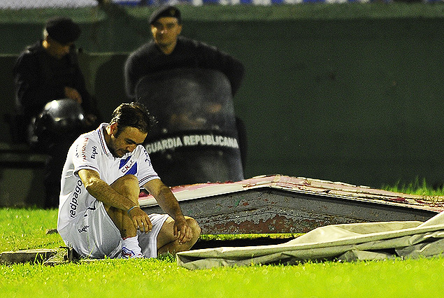 Alvaro Recoba cómodamente instalado en la boca de salida del túnel.