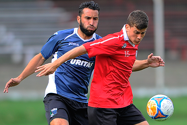 Leandro Rodríguez y Agustín Lucas en el juego donde los negriazules vencieron a los darseneros.