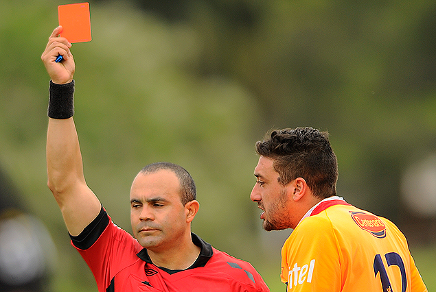 El árbitro Oscar Rojas en la tarjeta roja al arquero Ignacio Rojas.
