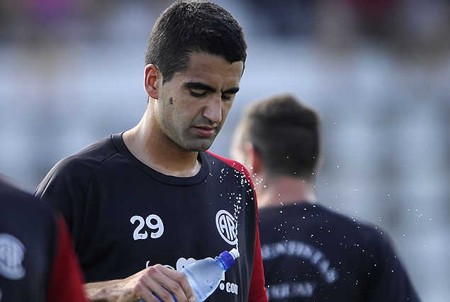 Sebastián Sellanes apronta su retorno a la zaga en Rentistas. 