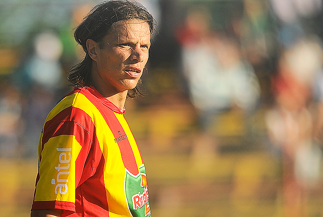 Fabián Trujillo, en el mediocampo de Progreso.