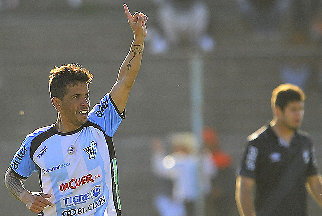 El brazo arriba, el festejo dedicado de Juan Ramón Curbelo, que puso el 1:0 para Cerro. 