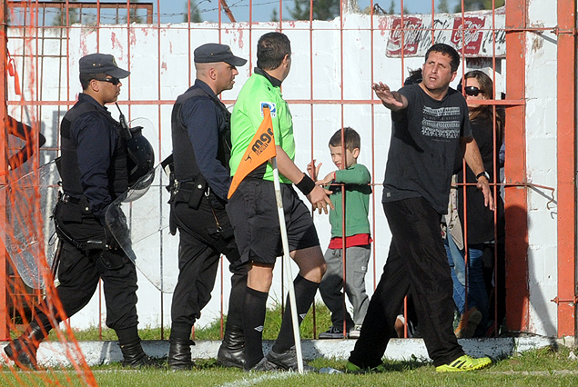 Martín Aramburu sale expulsado por Diego Riveiro