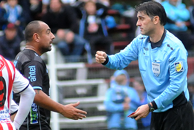 El preciso momento que el juez Darío Ubriaco le va a mostrar la roja a Pablo Melo. 
