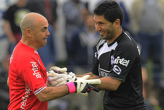 El saludo entre Jorge Contreras y Martín Campaña, excompañeros en Racing. 