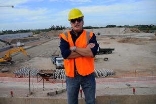 La imagen del presidente de Peñarol y el ambiente de la gran obra. 
