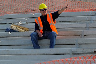 Damiani en la Tribuna apuntando al gran proyecto que se levanta y asoma.