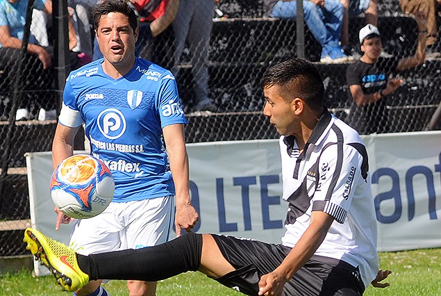 Alejandro Reyes y Miguel De los Santos disputan el balón.