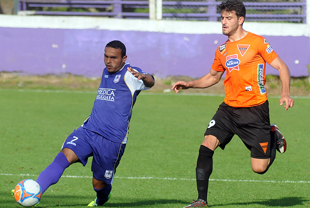 Juan Carlos Amado se lleva la pelota ante la marca de Max Rauhofer.