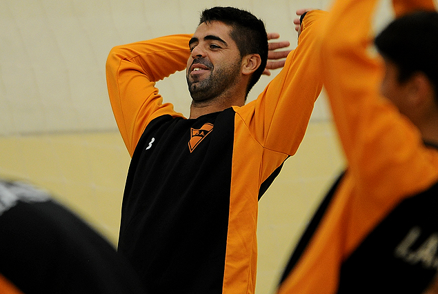 Edgard Martínez trabajando en el gimnasio de la Escuela Naval. 