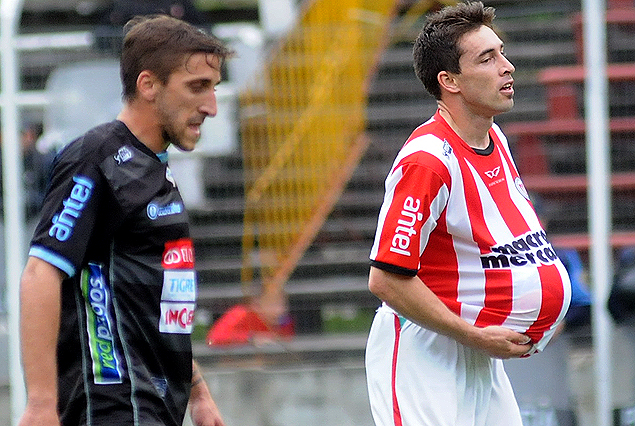 Luis Torrecilla con la pelota abajo de la camiseta tras el festejo de gol. 