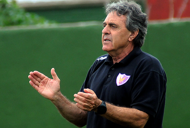 El profesor Juan Antonio Tchakidjian trabajando con el plantel de Fénix. 