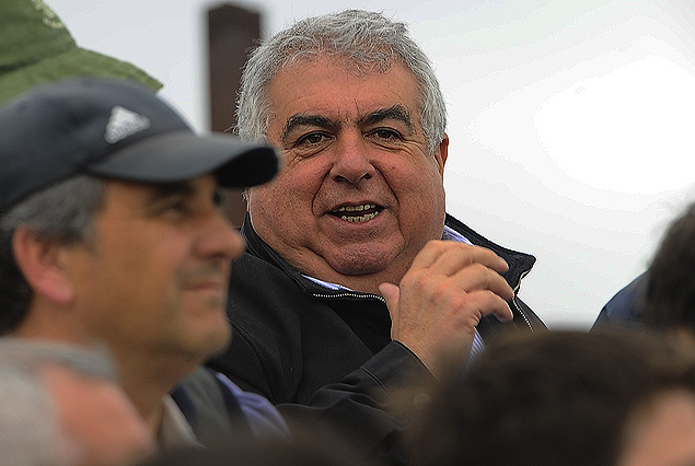 Raúl Rodríguez, el presidente de Racing, en el Parque Roberto. Se bajó del viaje con la Selección para ver a su equipo. 