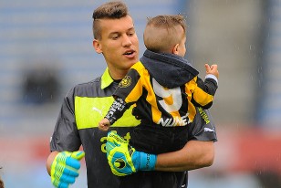 Washington Aguerre, arquero de Peñarol, porta en brazos a su pequeño hijo Lorenzo.