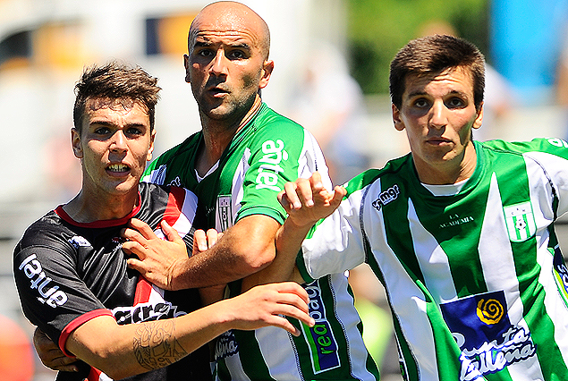 Agustín Alé marca a Pablo Lacoste y a Mauricio Affonso