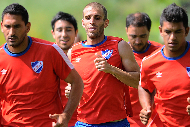 El nuevo "look" del goleador Iván Alonso. Totalmente rapado.