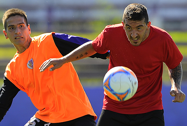 Juan Manuel Neyra (Fénix) y Marcel Román (Rampla) en el amistoso de este sábado en el Capurro.