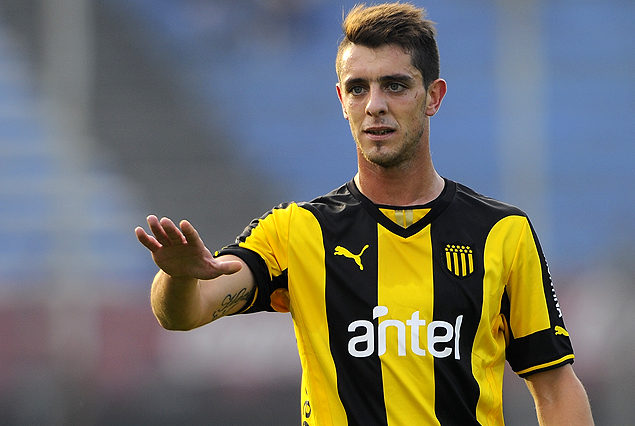 Alejandro Silva en el mediocampo de Peñarol ante Fénix, su ex equipo.