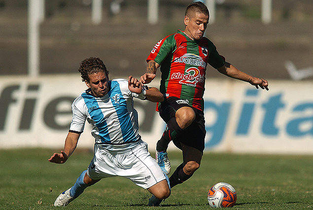 Mario Leguizamón ataca para Rampla, ante la marca de Danilo Asconegui, incidencia del primer tiempo del último clásico villero que terminó 0 a 0, por el Clausura del 2012.