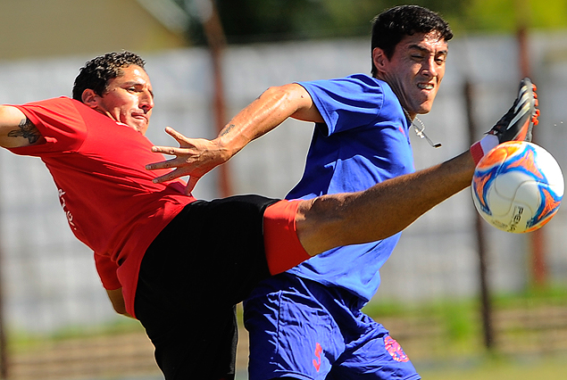 Luciano Cabrera y José Varela en el partido de preparación entre Rentistas - Villa Teresa.