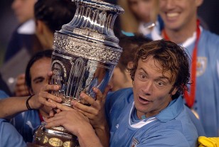 El Capitán Lugano con la Copa América. Fue en 2011. Uruguay Campeón!