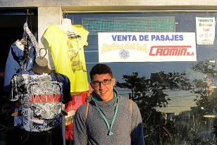 Alfonso Espino recostado a la vidriera de la agencia de Cromin en San Jacinto