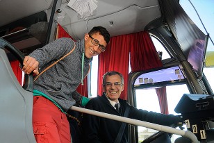 Alfonso con Javier, el chofer que ya llevaba al padre de Alfonso, el "Manzo" Espino