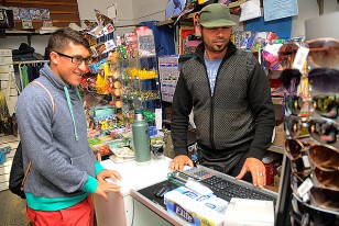 Sacando pasaje en la agencia.