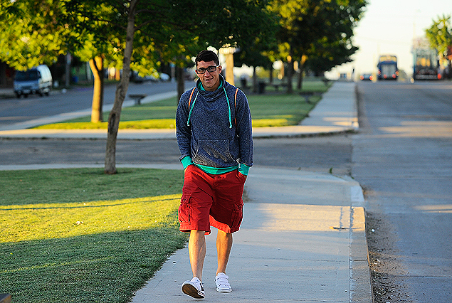 Alfonso "Pacha" Espino. A pie.