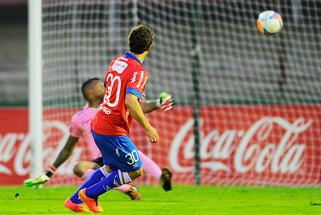 Sebastián Fernández en la gran definición del tercer gol de Nacional y la carrera del gol. 