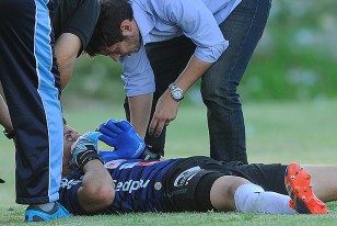 Sebastián Fuentes visiblemente sentido tras recibir un pelotazo en pleno rostro.