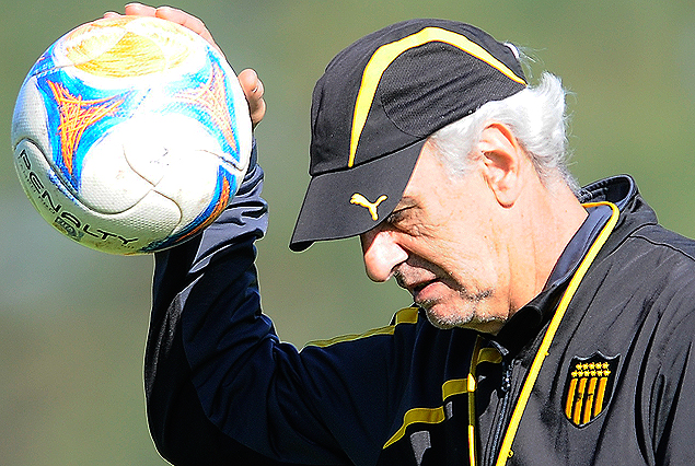 Jorge Fossati perfiló el equipo clásico en Los Aromos.