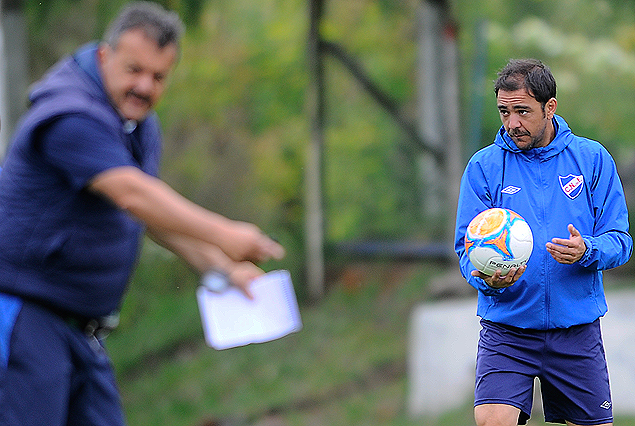 El Prof. Marcelo Giarruso, preparador físico de Nacional y Alvaro "Chino" Recoba, el viernes en Los Céspedes.