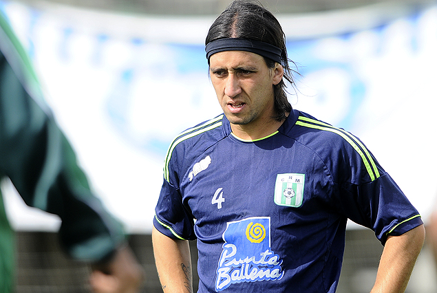 Gonzalo Aguilar en la defensa del albiverde.