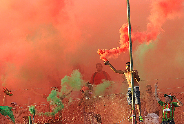 Los bombas de humo en mano de los hinchas de Rampla Juniors.