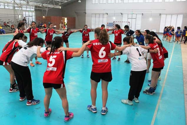 La selección femenina de Handball de Uruguay, Sub 16, en la tercera posición del Torneo Sudamericano en Colombia.