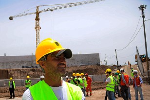 Paolo Montero, con el casco, en la recorrida por el nuevo estadio.