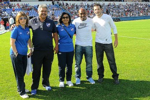 OJ Morales y sus compañeros de cuerpo técnico de Nacional Sub 18 Femenino,  campeonas del Torneo Preparación.