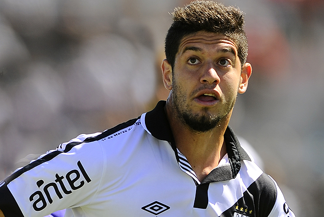 Matías De Los Santos lo mira de afuera.